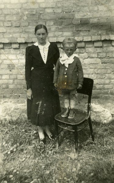 KKE 1293.jpg - Fot. Od lewej: pierwsza Amelia Szota (z domu Dziurdź) - siostra Marii Szota (z domu Dziurdź) z dzieckiem Józefem Szota – brat Marii Obolewicz (z domu Szota), Nowa Kwasówka - koło Grodna, 1939 r.